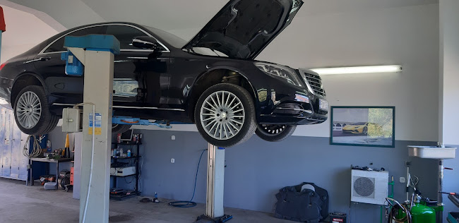 Vozilo na dizalici u auto servisu